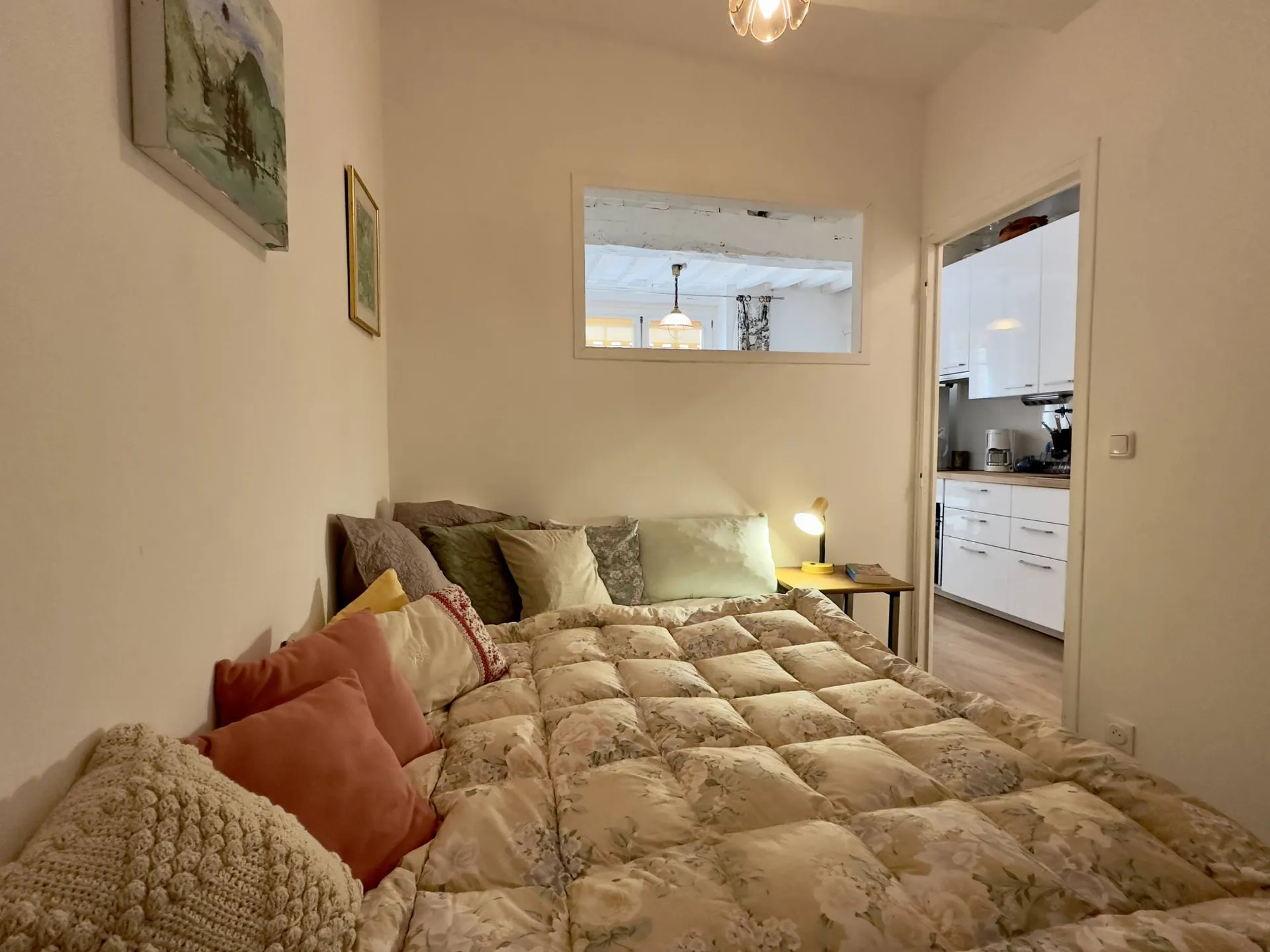 À vendre studio de 27,35m2 avec Séjour aéré et poutres apparentes, baigné de lumière.