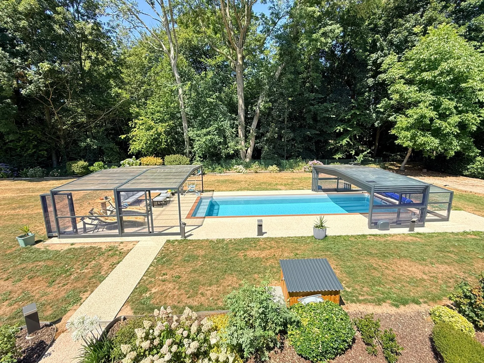 Nouvelle réalisation piscine de 10 m avec un superbe abri 