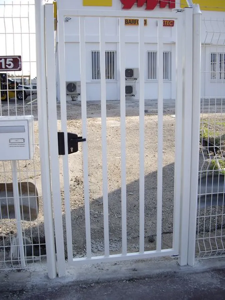 Modèle de portillon installé pour fermer et sécuriser un site à Vitrolles