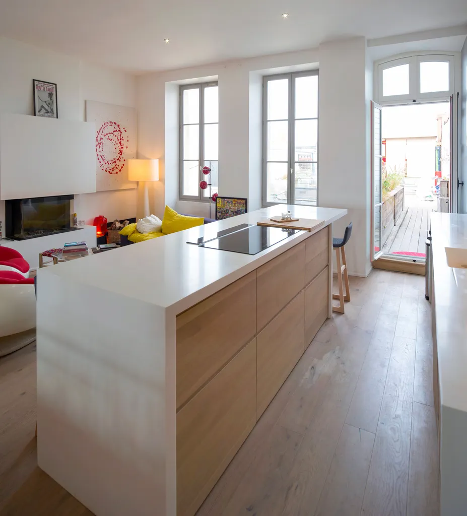 Cuisine – pièce maîtresse & mobilier sur mesure/Cuisine sur mesure conçue par AKIKO ARCHITECTURE pour un duplex des Chartrons : volumes restructurés, matériaux naturels et lumière traversante en dialogue constant avec les quais de Bordeaux
