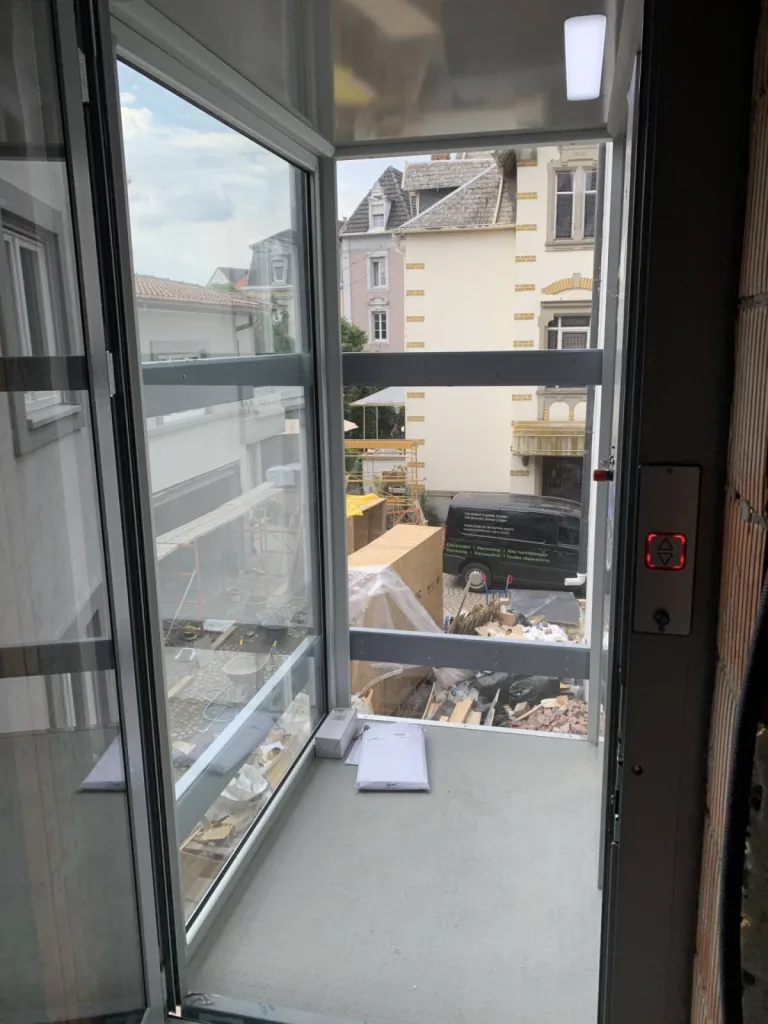 Cabine de l'élévateur vertical avec parois verre poir le plus bel effet à Ornage en région PACA