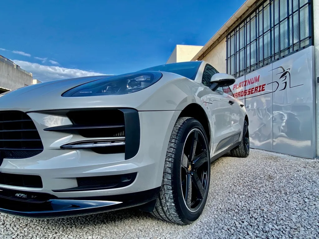 Personnalisation esthétique Porsche Macan S à Carnoux avec covering et peinture haut de gamme – Franchise offerte jusqu’à 300€ proche Marseille