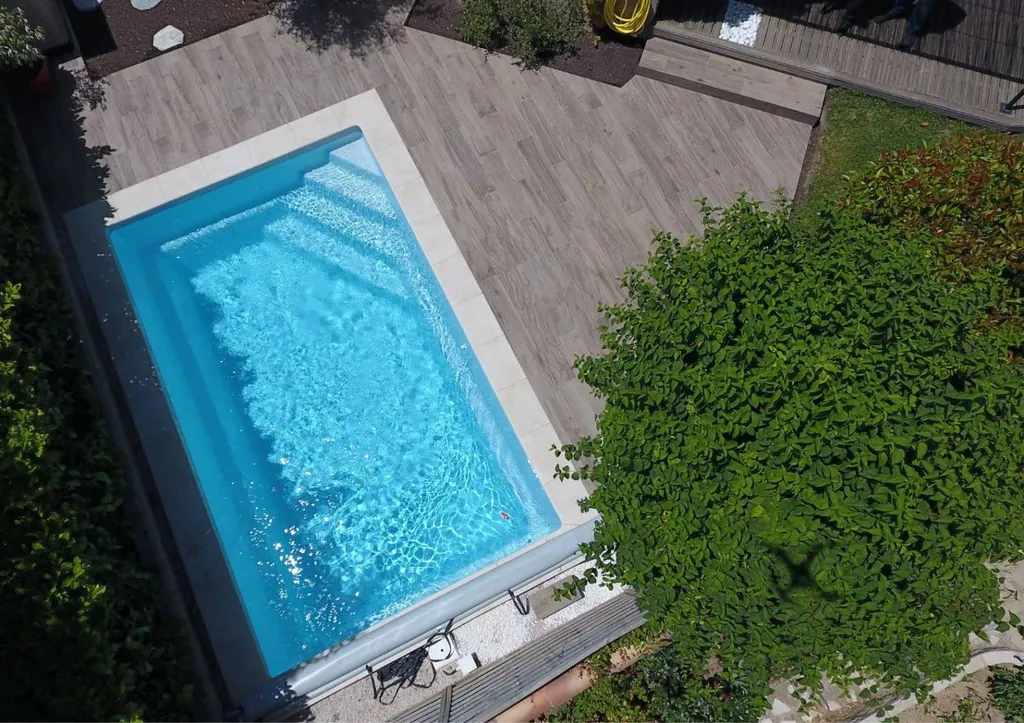 piscine coque polyester vue drone