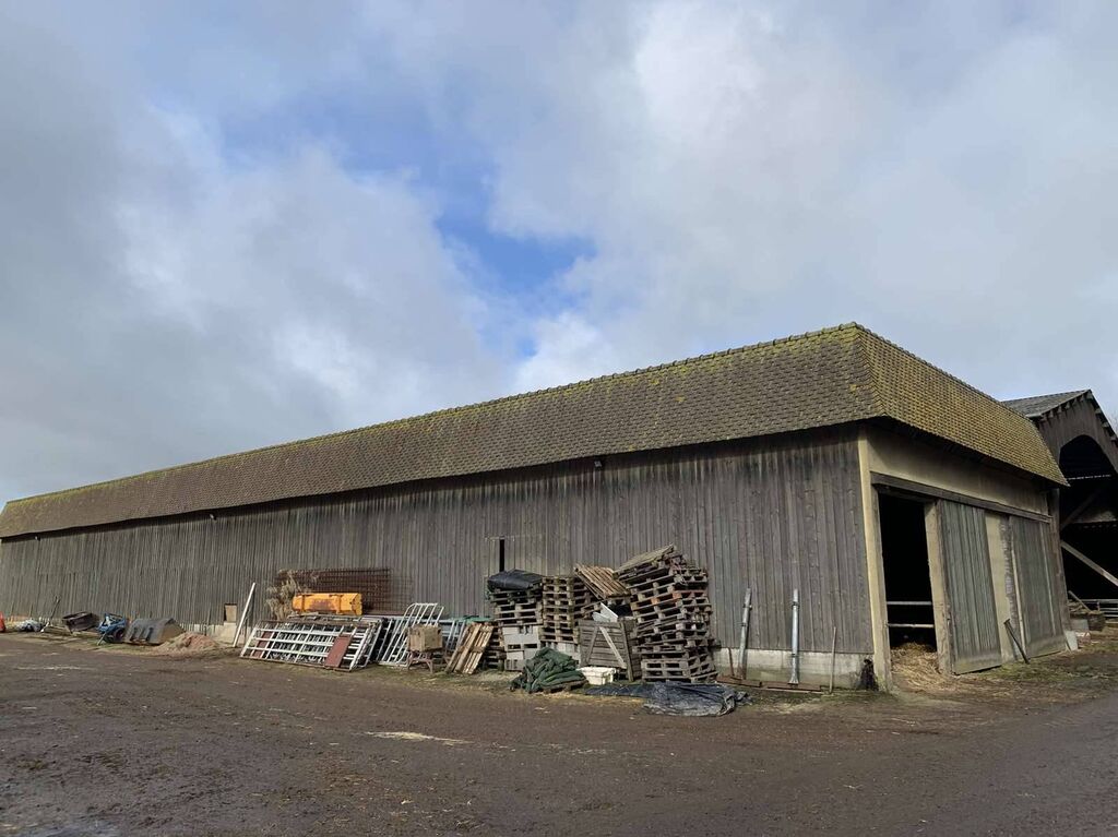 EN EXCLUSIVITE, l'AGENCE TERRES ET DEMEURES DE NORMANDIE à LISIEUX 14100 - 41 Avenue Victor HUGO vous propose d'ACQUERIR cette exploitation agricole d'une surface de 167 ha, actuellement en élevage de bovins allaitants, et pommiers à cidre, située da