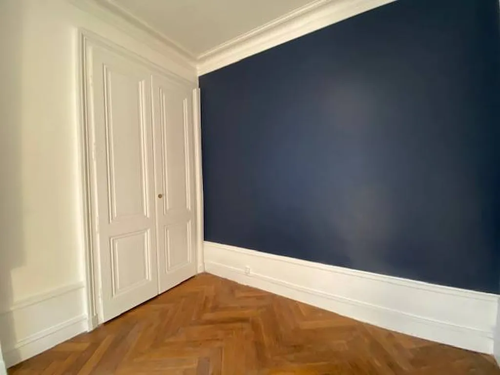 Peinture de couleur sur un pan de mur
