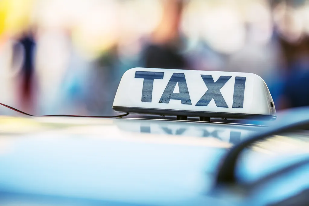 Voiture de luxe avec chauffeur à Lyon et réservation journée: estimation prix taxi et garantie sécurité avec paiement carte taxi