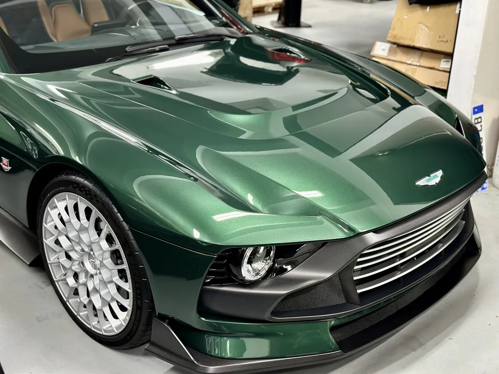 Traitement céramique Lyon protection carosserie Aston Martin Valour 