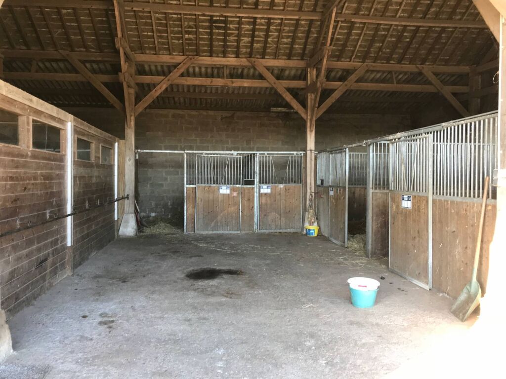 Découvrez un haras avec un ensemble de bâtiments et sa maison d'habitation de 4 chambres région Cormeilles 27260