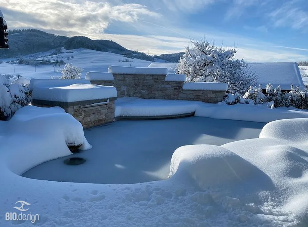 Création de piscine lagon naturelle avec sable quartz et intégration paysagère végétale en Haute-Savoie Annecy haut de gamme