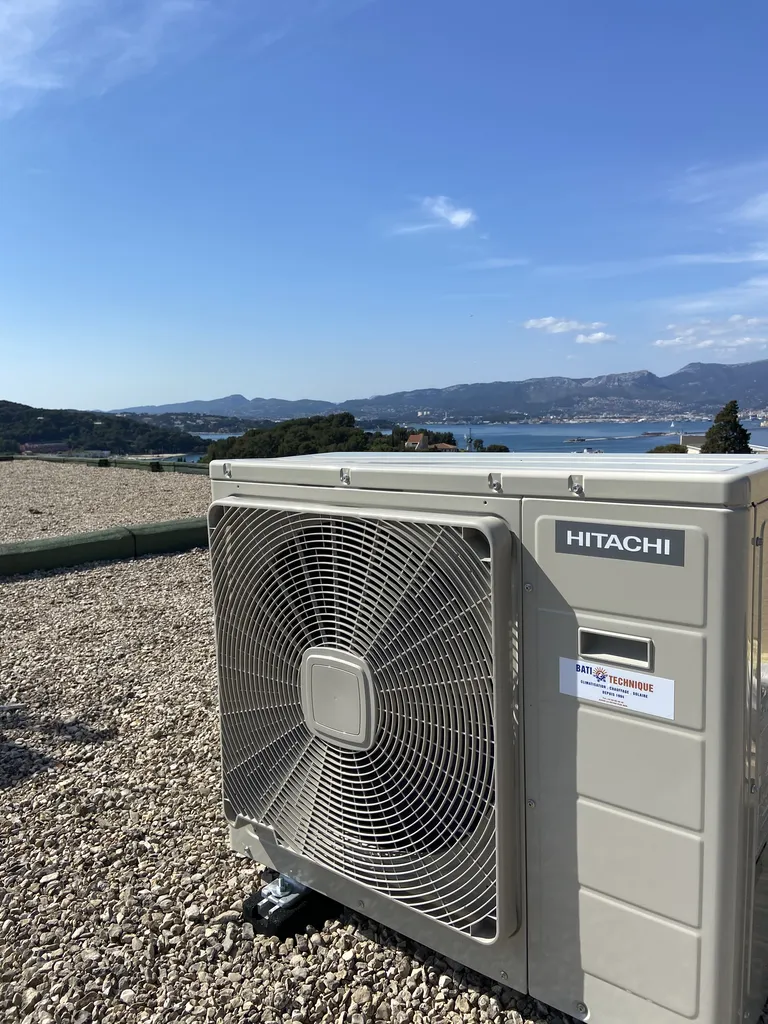 Groupe extérieur de pompe à chaleur air-air posé par Bati Technique pour une maison à Six-Fours et La Seyne