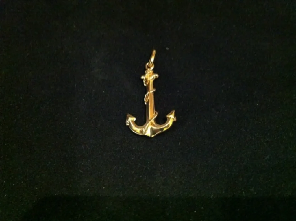 Pendentif en or jaune 18 carats avec un poids de 1.8 grammes. Prix 115 €. Ref : 34042