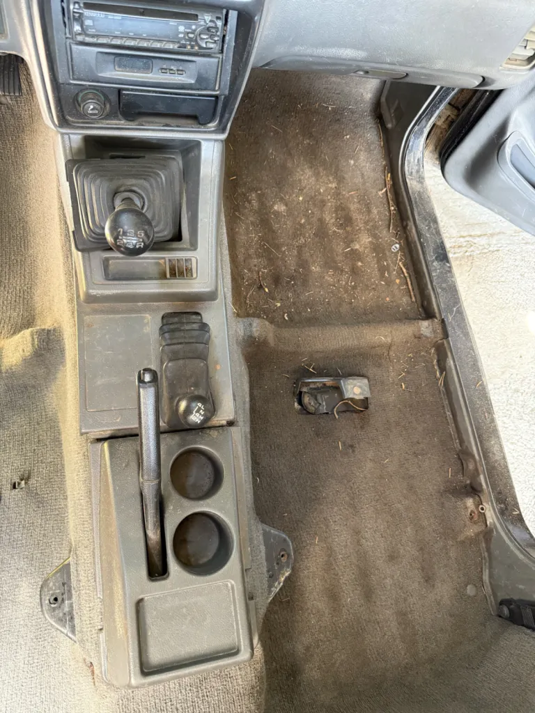 Nettoyage intérieur complet et professionnel d’un 4x4 très encrassé à sorbiers, réalisé avec des techniques de préparation esthétique automobile.