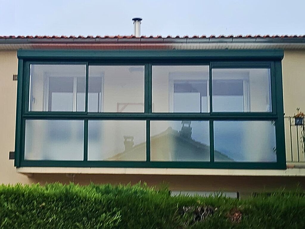 fabrication et pose d'une véranda alu vert RAL 6005 par 3 Baies sur un balcon à Lempdes près de Clermont-Ferrand dans le Puy-de-Dôme