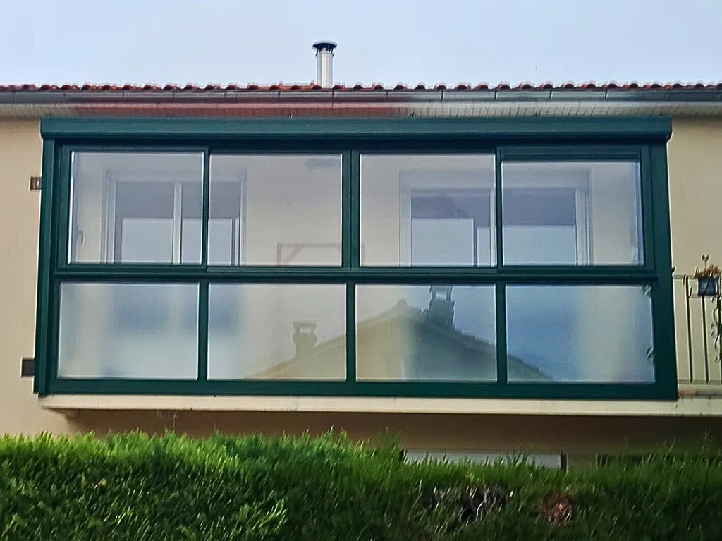 fabrication et pose d'une véranda alu vert RAL 6005 par 3 Baies sur un balcon à Lempdes près de Clermont-Ferrand dans le Puy-de-Dôme