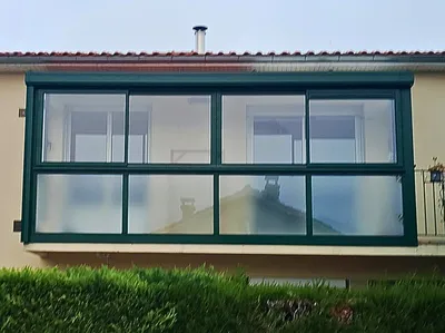 fabrication et pose d'une véranda alu vert RAL 6005 par 3 Baies sur un balcon à Lempdes près de Clermont-Ferrand dans le Puy-de-Dôme