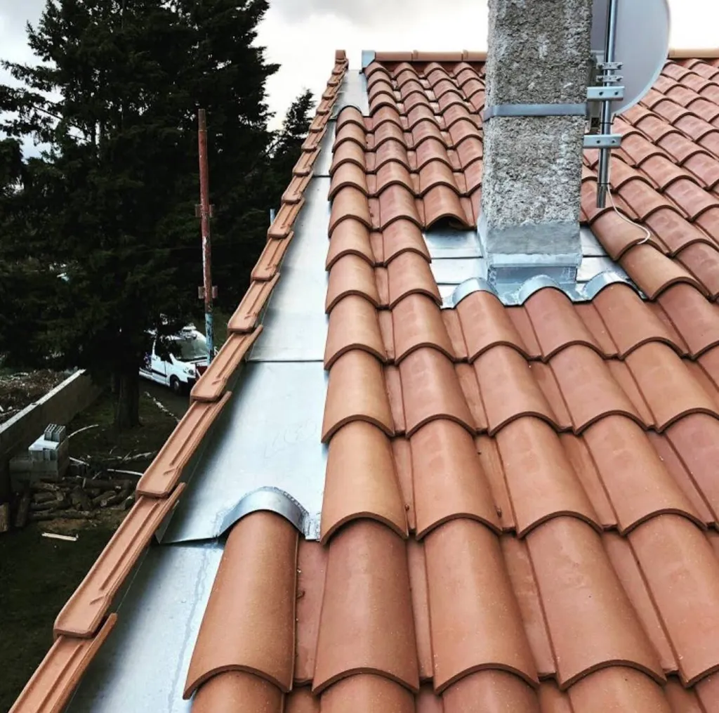 Réalisation d'abergement zinc sur toiture parisienne à Marnes-la-Coquette avec rénovation de souche de cheminée, solins étanches et finitions soignées