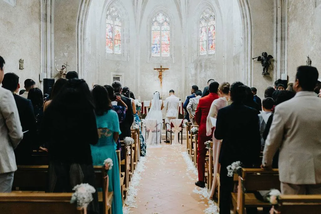 Éléments Sacrés, Cérémonie Mémorable : Les Rituels et Traditions dans un Mariage à l'Église. Votre wedding planner à Libourne, vous explique tout ! - Les mariages de mademoiselle L - Tsitou Raza