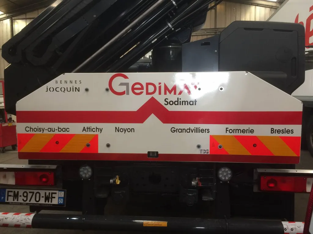 Marquage d'un véhicule camion benne pour la société 