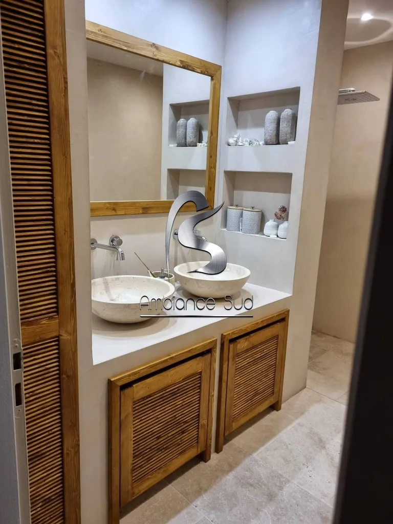 Rénovation d’une salle de bain en béton ciré taloché couleur lin à Sanary dans le Var