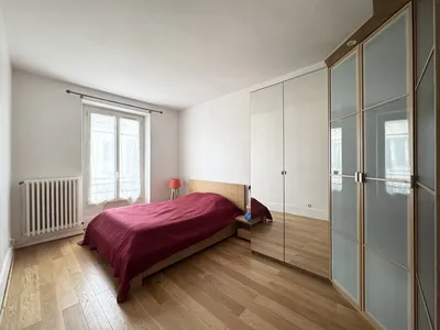 A vendre un bel appartement de 52,68 M² beaux volumes, dans un immeuble ancien à Saint Germain en Laye, proche de la Place du Marché, 5 minutes du RER A.