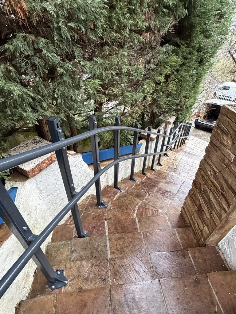 Courbe et changements de pente tirés au cordeau pour installer cette plateforme oblique Stratos NG sur son point d'arrivée dans une villa en restanque à Peypin près de Marseille