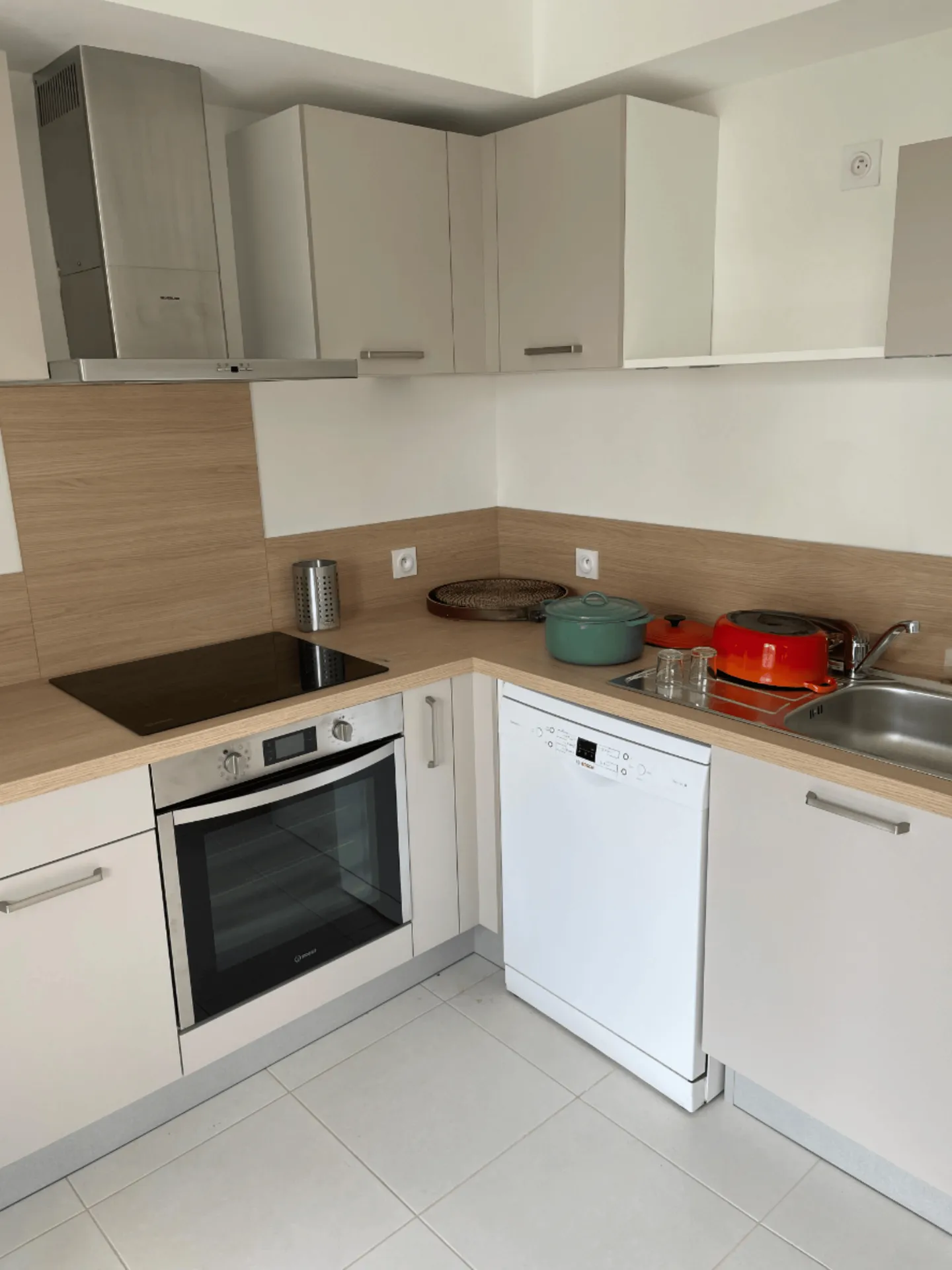 Cuisine entièrement rénovée à Tassin-la-Demi-Lune près d’Écully avec nouveaux meubles et plan de travail moderne.