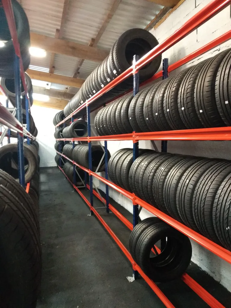 Installer un rayonnage porte-pneus professionnel pour garage et centre automobile à Toulouse, Albi et dans le Gers