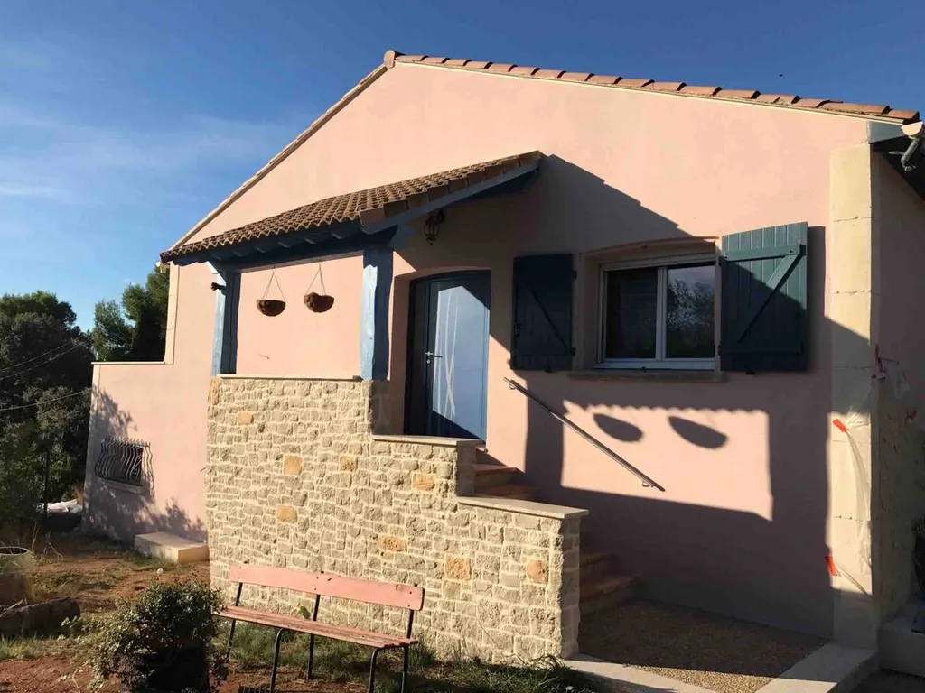 Torchis gratté à l'ancienne avec chaînes d'angle et encadrements sur villa traditionnelle à Poussan proche de Sète
