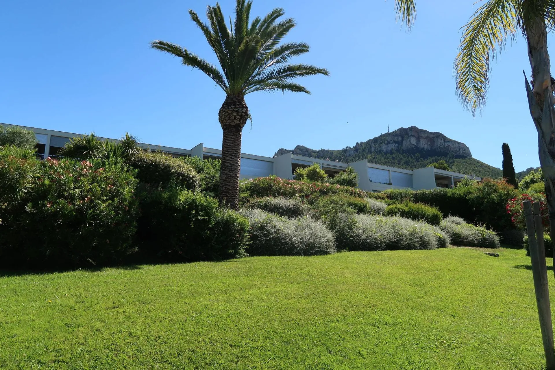 A VENDRE Cassis dans parc sécurisé, au calme et proche plage, avec terrasse vue mer et parkings privés