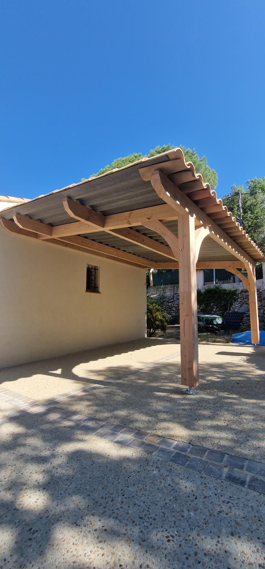 Conception et installation d’un auvent en bois douglas avec couverture en tuiles à Camps-la-Source (83)