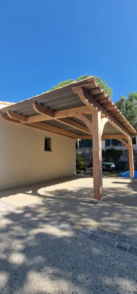 Conception et installation d’un auvent en bois douglas avec couverture en tuiles à Camps-la-Source (83)