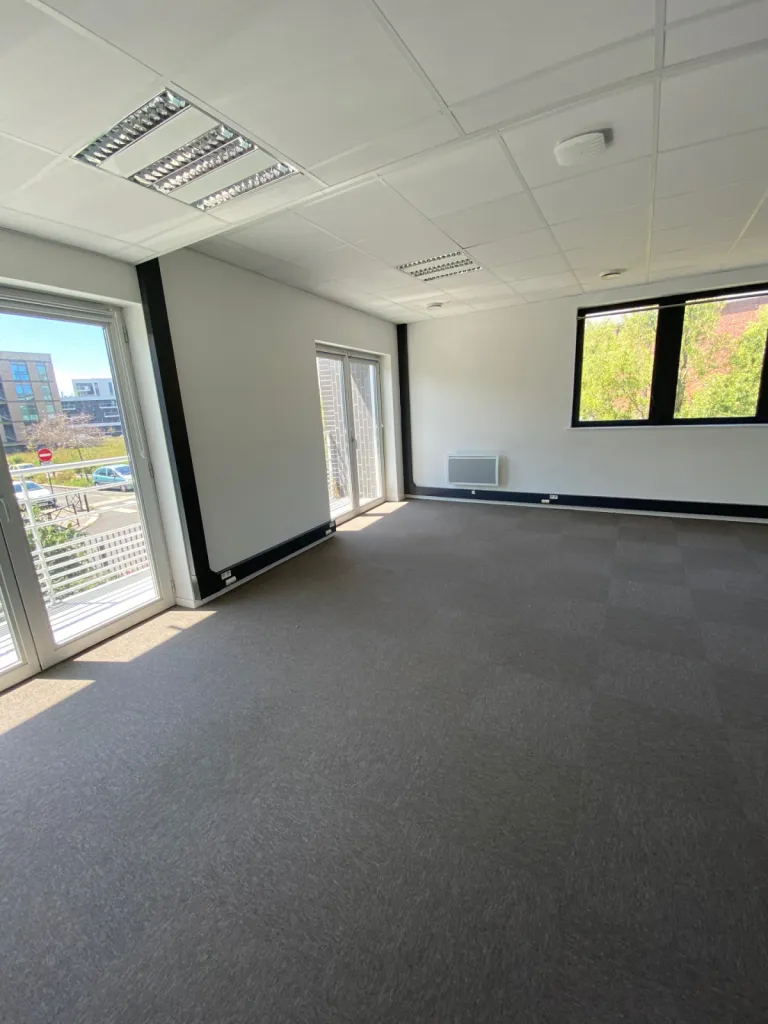 LE HAVRE - A LOUER Bureaux de 394 m² lot indépendant en R+1 dans un immeuble mixte, situé derrière le Carré des Docks