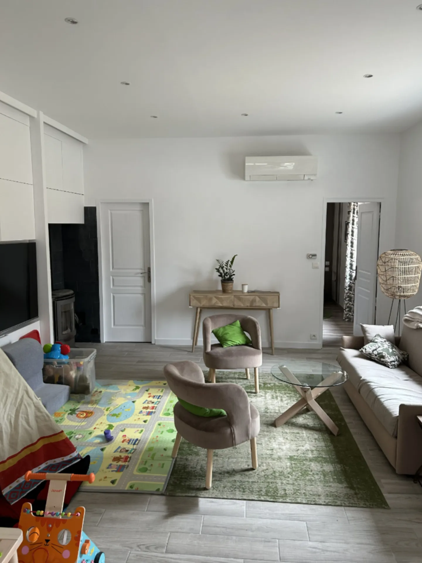 Salon rénové avec espace ouvert et lumineux après travaux de rénovation intérieure