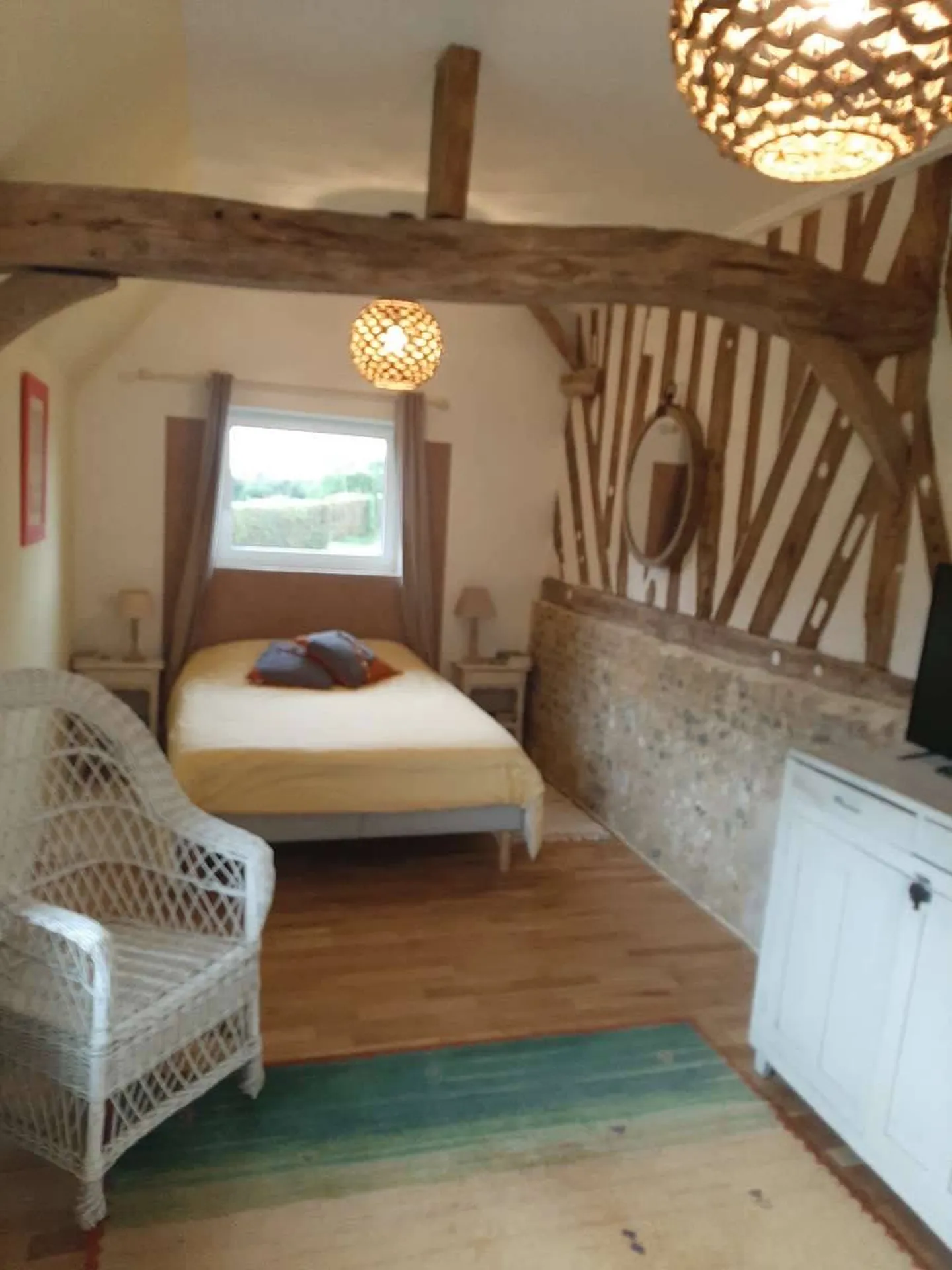 A vendre, cette magnifique Propriété Normande, à 10 minutes de Pont l'Evêque, sur plus de 16 hectares de terrain.