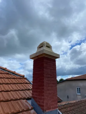Rénovation d’une souche en brique et création d’un chapeau de cheminée en pierre sur maison à Mios
