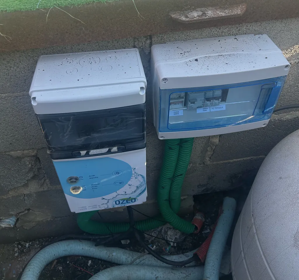 Installation de coffrets électriques pour piscine à Eygalières, pose de coffrets étanches IP65 pour jardins, protection de pompes de filtration et éclairages extérieurs sécurisés.