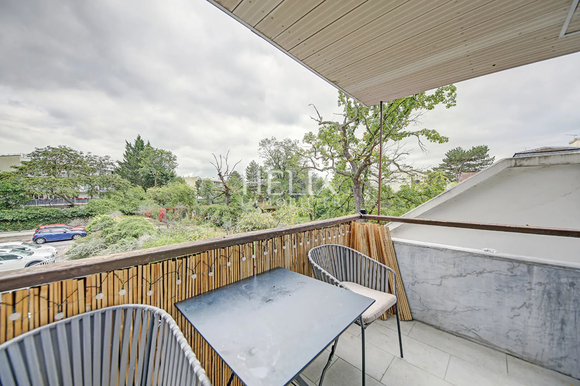 charmant appartement de 3 pièces situé au Vésinet, décoré avec soin et offrant un cadre de vie calme et sans vis-à-vis avec ascenseur.
