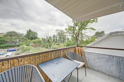 charmant appartement de 3 pièces situé au Vésinet, décoré avec soin et offrant un cadre de vie calme et sans vis-à-vis avec ascenseur.
