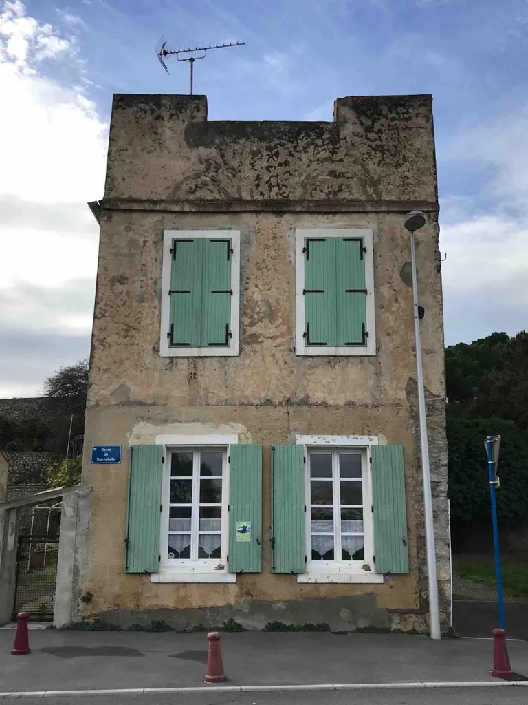 Rénovation d’une façade en torchis gratté à Gruissan proche de Narbonne
