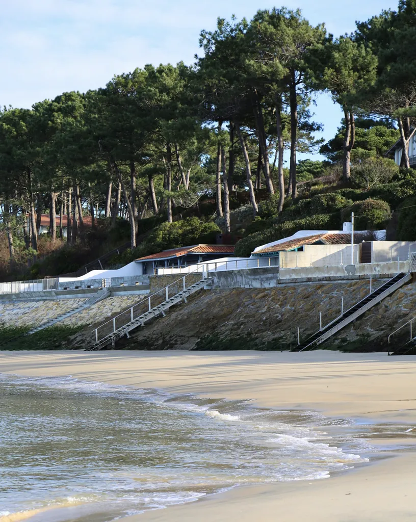 Villa en première ligne avec accès plage privatif Pyla-sur-Mer sur grand terrain.