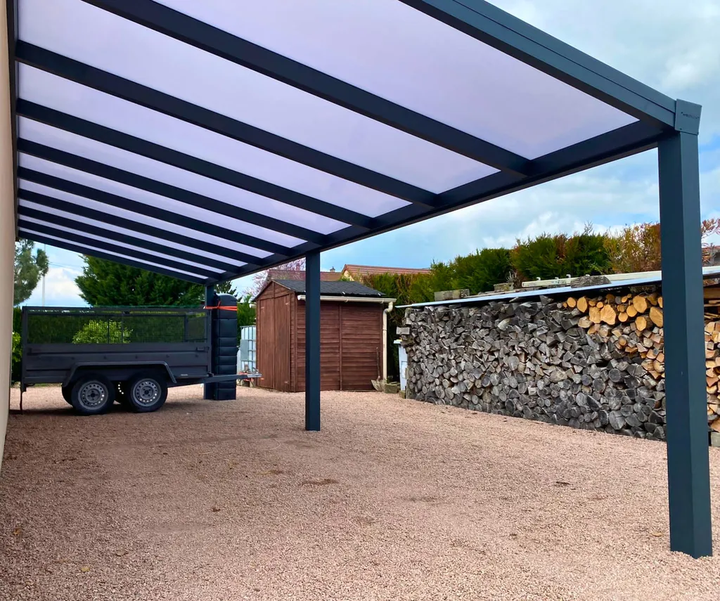 Pose d'un carport pour deux voitures en aluminium gris anthracite adossé à Roanne dans la Loire (42)