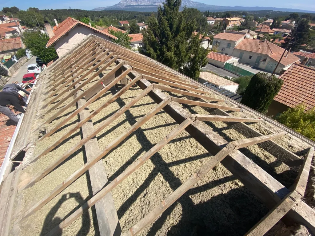 Changement d’une toiture tuiles plates de Marseille sur Gréasque près de Aix en Provence