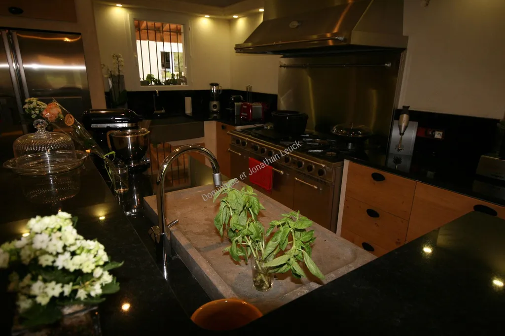 Cuisine en pierre blanche d'Estaillades