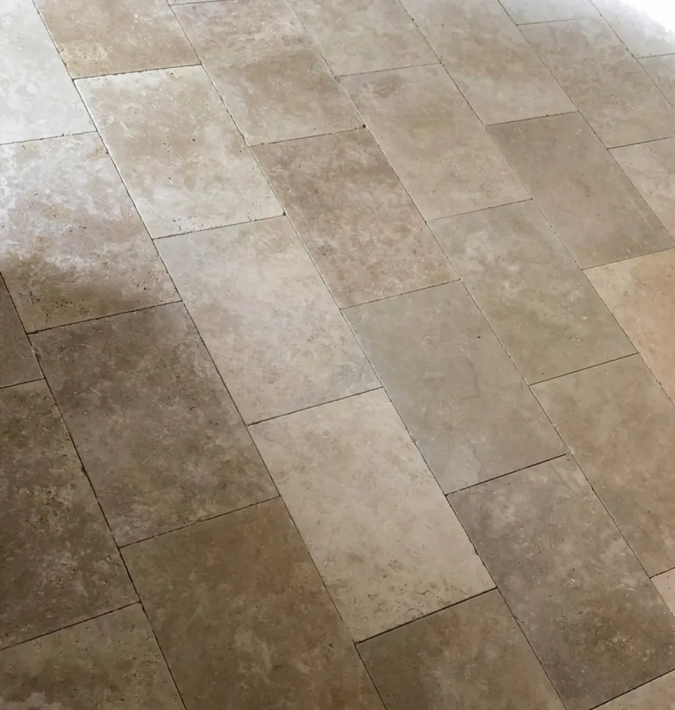 Travertin pour dallage en intérieur et extérieur, réalisations à Béziers et Narbonne