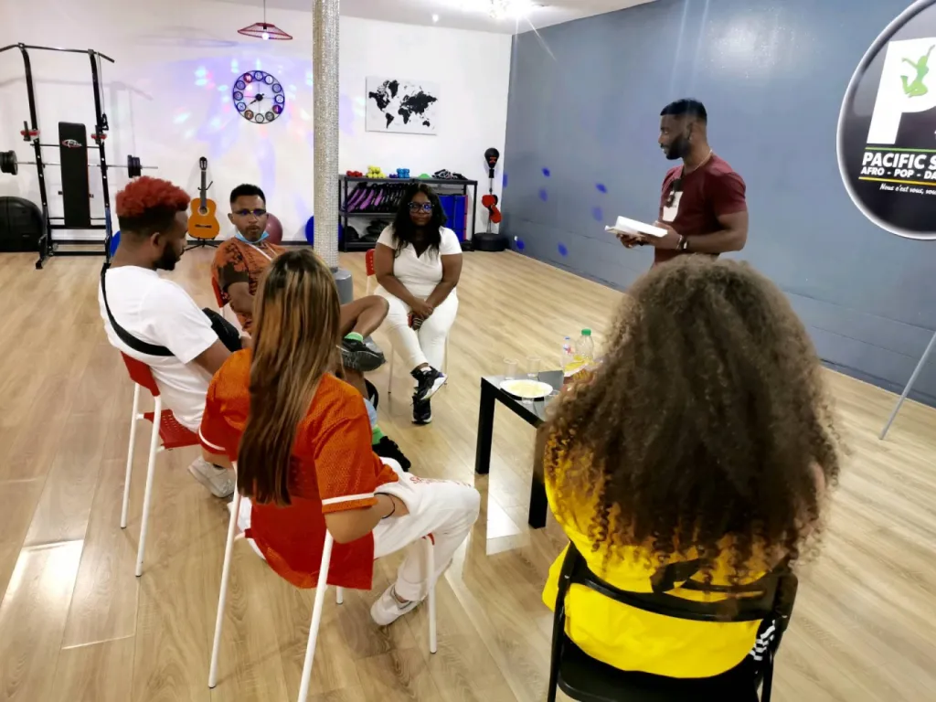 Professeur de danse urbaine réunion d'équipe Marseille 13006 Castellane. 