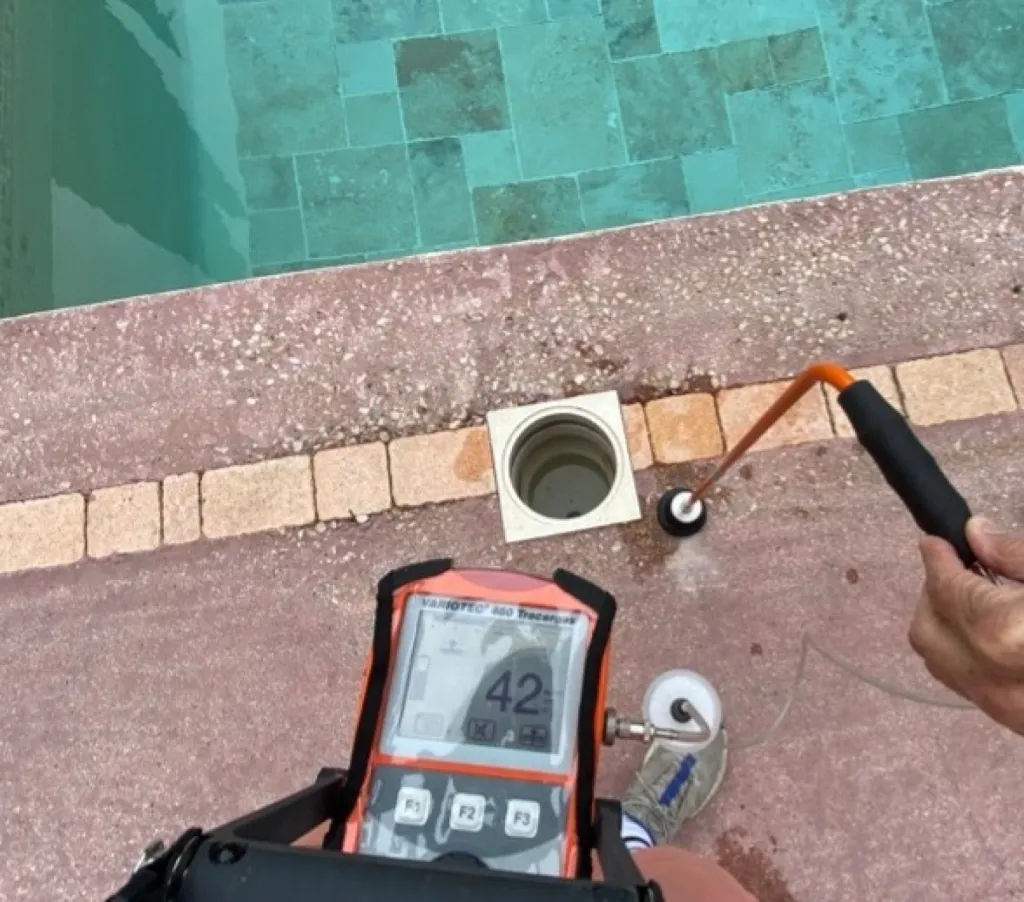 Photo d'une détection de fuite non destructive sur piscine béton à Mérignac dans le 33