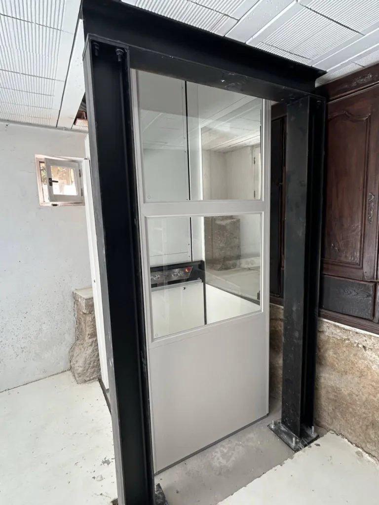 Une fois le plaquiste intervenu, la paroi vitrée de l'élévateur resplendira de luminosité et de design pour ce Namilift PL400 près de Cavaillon