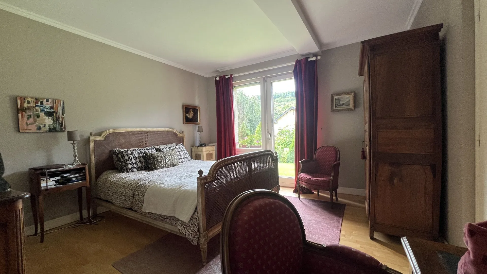 A vendre Authentique demeure normande 260m² issue de deux longères, 5 chambres, dépendances et jardin paysager 3400m², environnement privilégié proche Blangy-sur-Bresle 76340.