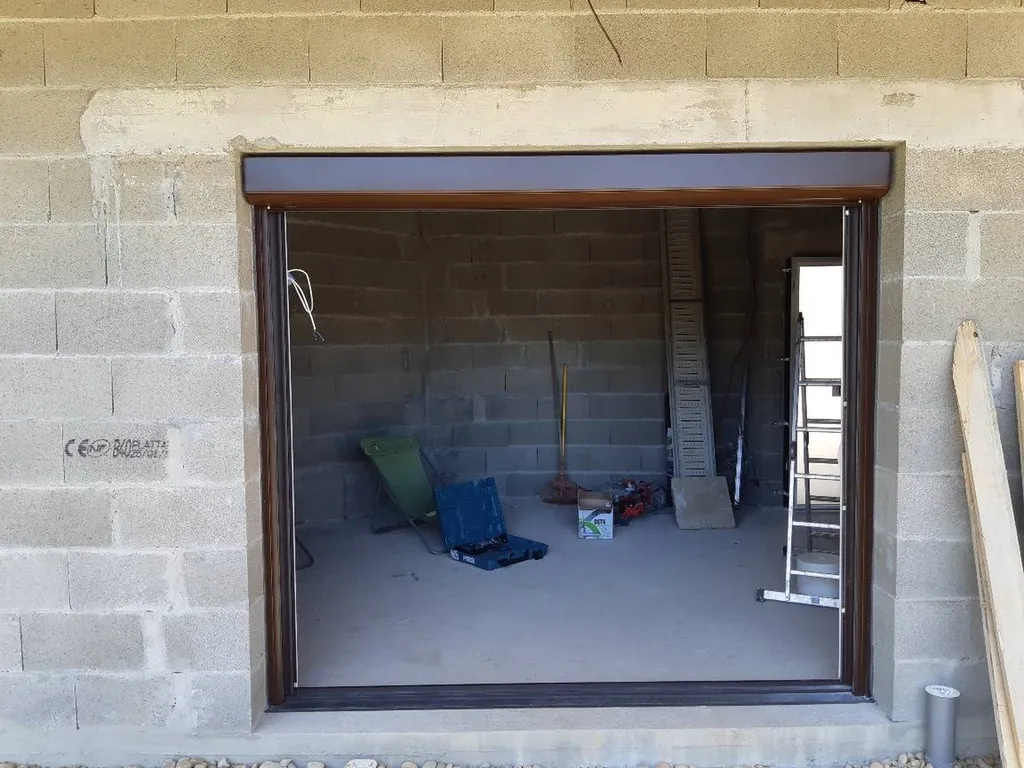 Installation de volet roulant motorisation bronze à droite vue de l'intérieur à Arnas près de Villefranche sur Saône dans le beaujolais