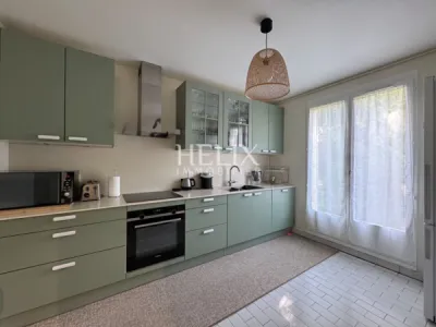 Dans secteur très privilégié de Fourqueux, proche du golf, du Lycée international de Saint -Germain-en-Laye et des accès A13/A14, une jolie maison édifiée sur un terrain de 390 M2.